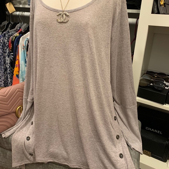 - Top That can be layered have buttons down sides - Picture 10 of 14